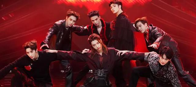 lisa|为何Lisa上节目一直都是齐刘海,当她换发型露出额头,瞬间明白了