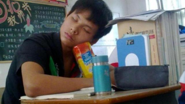 山东省|山东农村小学出现“课霸”？学生直接躺在地上睡觉，老师拿他没法