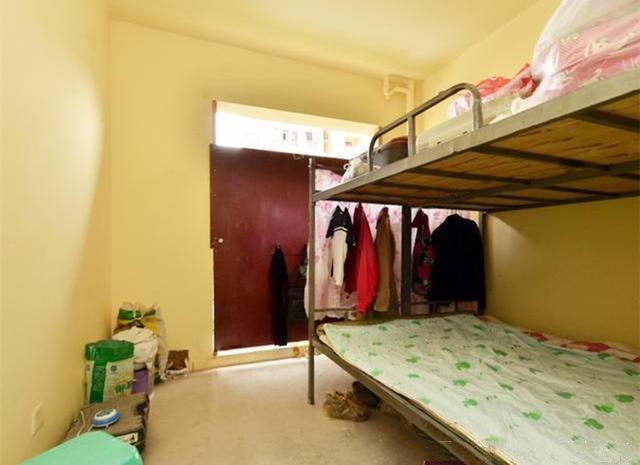 没钱装修我住进毛坯房,水泥书桌砖头茶几,女朋友见了也嫌弃