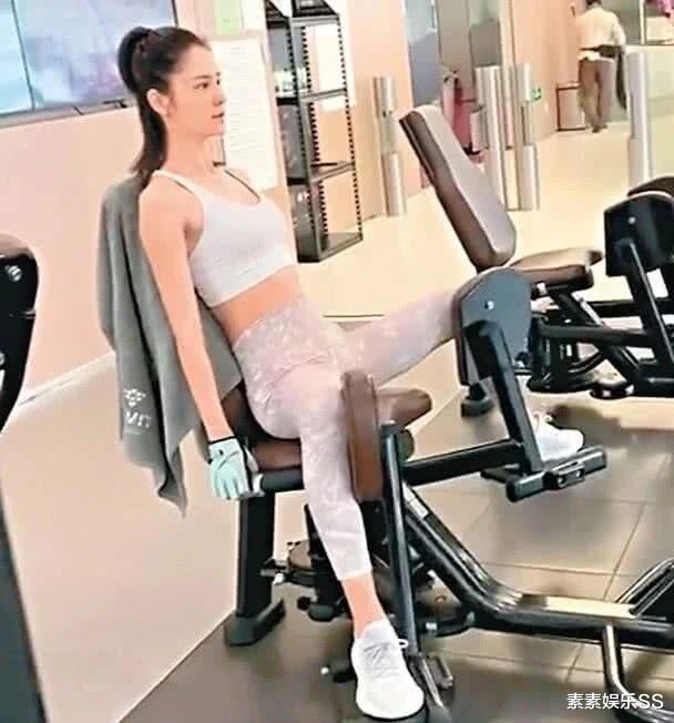 周焯华|张馨月健身自拍，肚脐眼上挂着一颗珍珠，身材比例堪称完美