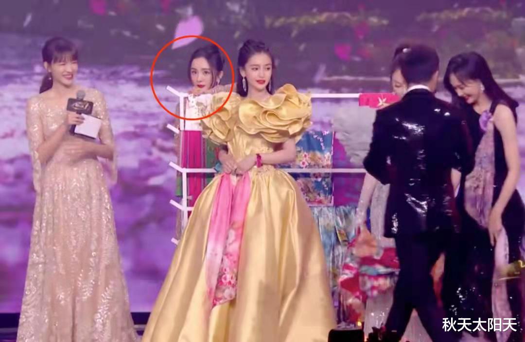 王一博|微博之夜名场面：归国四子暗暗较劲，王一博因迷你摩托直接黑脸