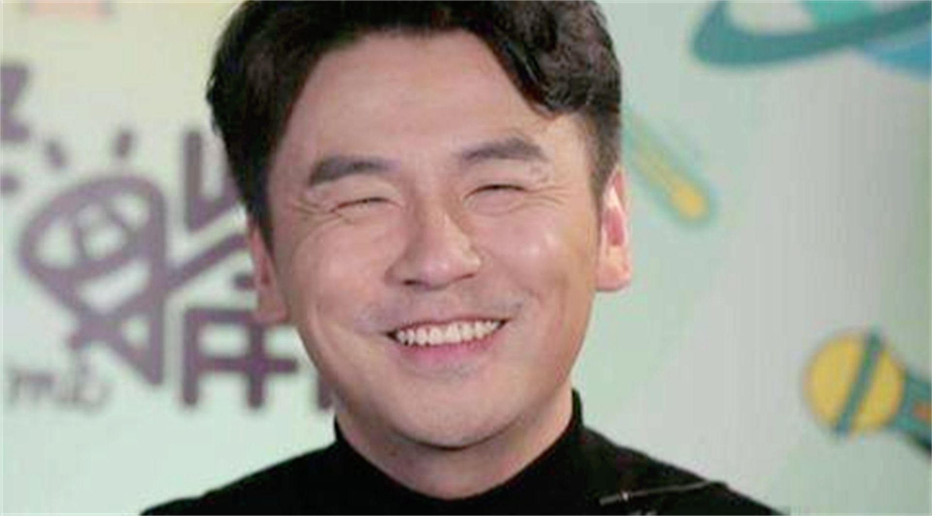 薛之谦|5位没“偶像包袱”的明星，邓超竟去路边贴膜，雷佳音是各种自黑