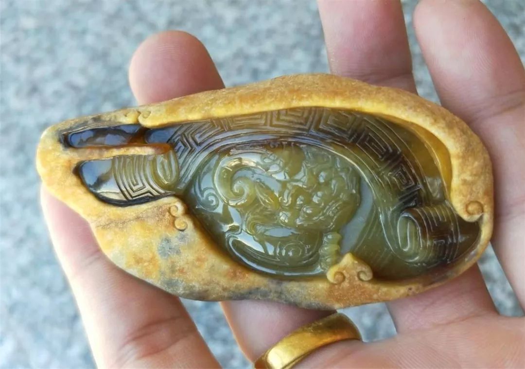 雕刻|夜市溜达淘的一块黄翡原石，整体雕刻极致之美！