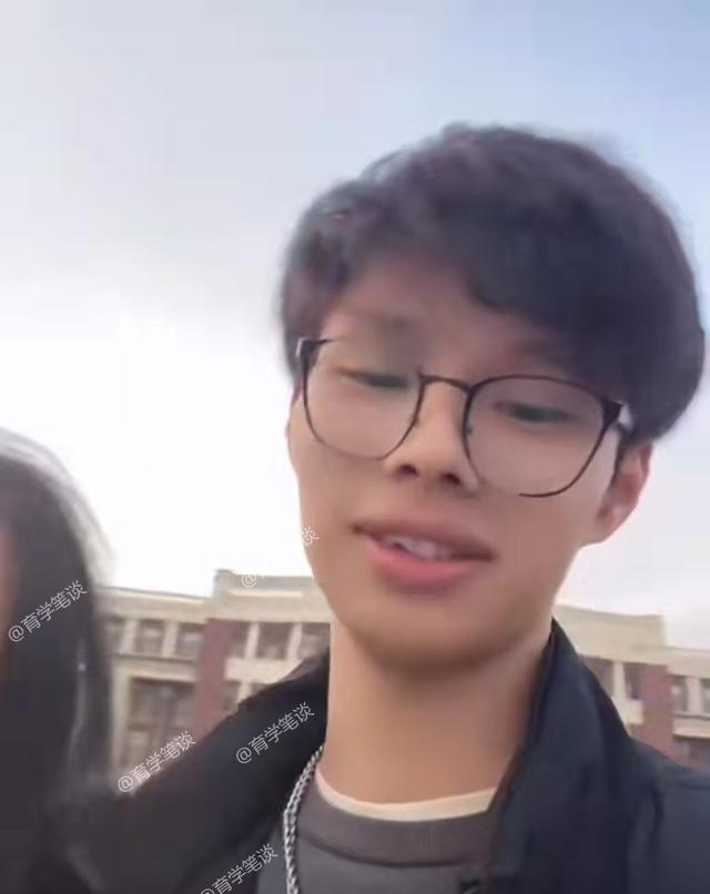 江苏某大学男生花式表白火了，跪错女生后回应：妲己和纣王圆满了