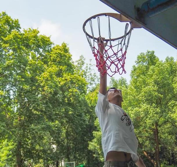 吴洪娜聊说育儿|身高2米，武汉大学新生葛旭航火了，宿舍的床都是学校为他定制的