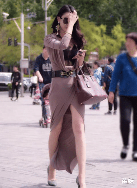 高跟鞋|红棕色修身裙+细跟高跟鞋,散发出满满的职场女性风