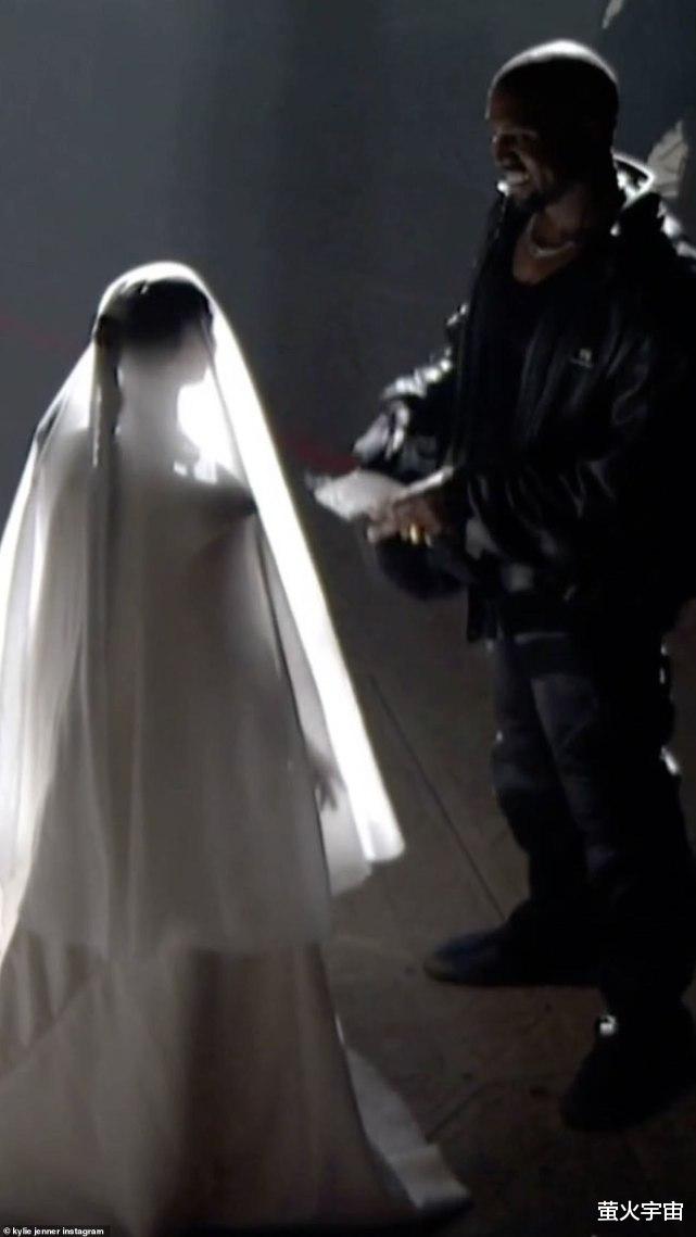 金·卡戴珊|金·卡戴珊穿“婚纱”惊艳前夫演唱会，侃爷合不拢嘴，手牵手离场