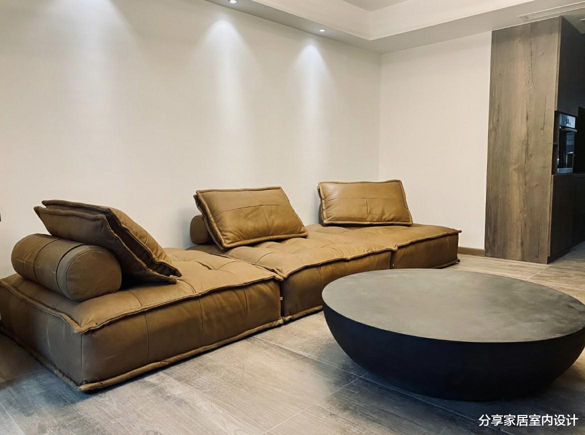 她第一次装修130平新房，坚持全屋木地板，电视墙设计非常实用！