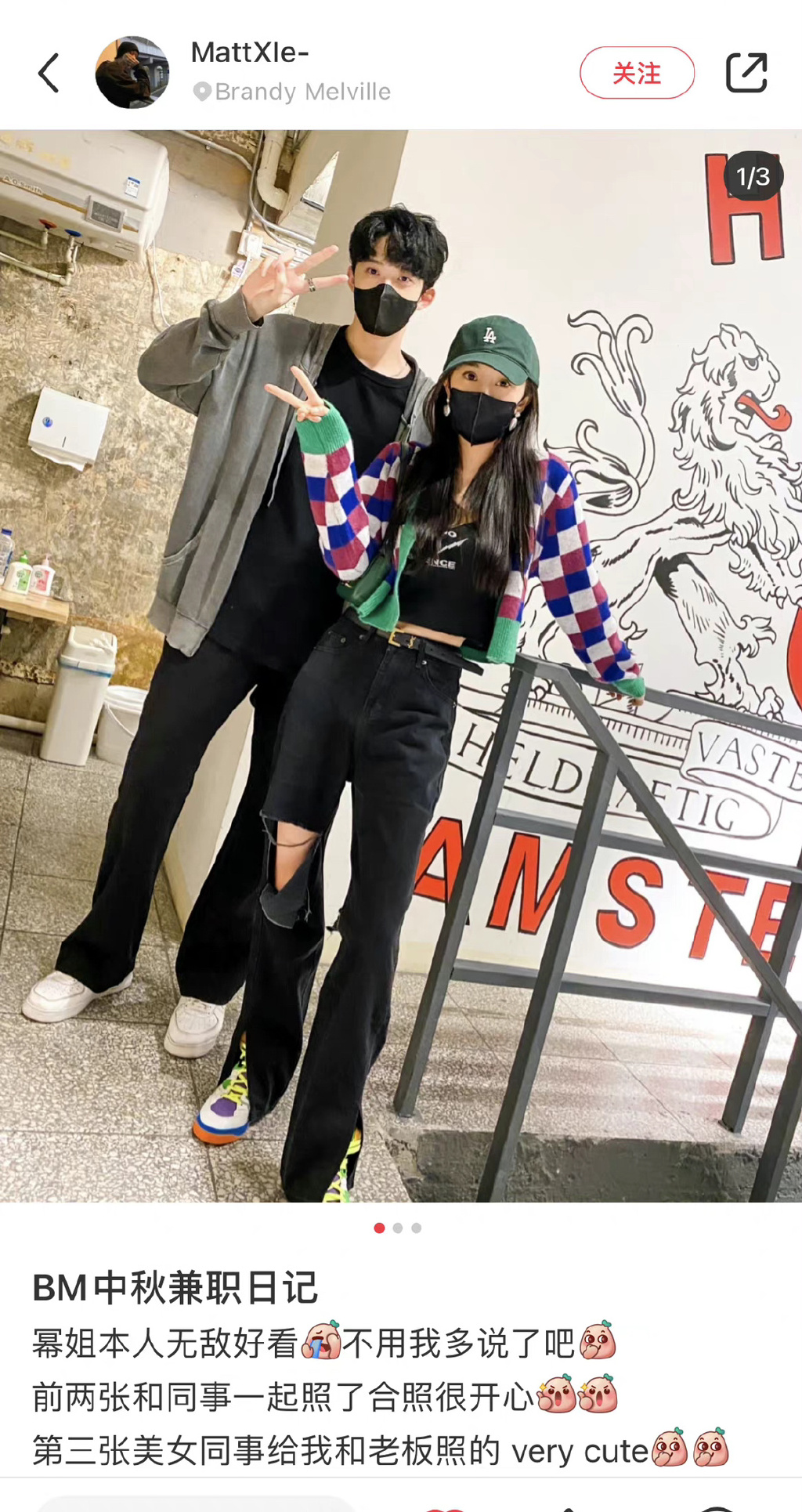 杨幂|杨幂三里屯逛街再被偶遇，露小蛮腰秀长腿，配合拍照毫无明星架子