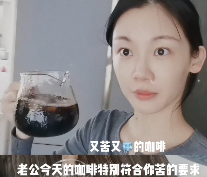 苗苗|苗苗起床晒出纯素颜！脸部浮肿皮肤出油，给郑恺做饭动作十分利落