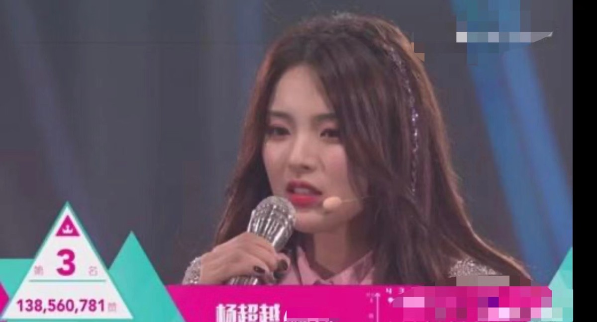 杨超越|知名女星杨超越阳光下跳舞！五官精致颜值惊人，露一截白净细胳膊