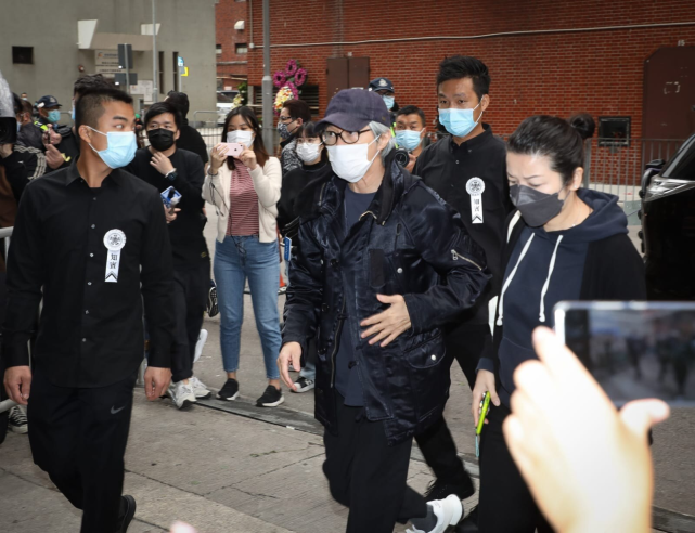 周星驰|周星驰现身吴孟达葬礼！满头白发憔悴落寞，看灵堂眼神令人心酸