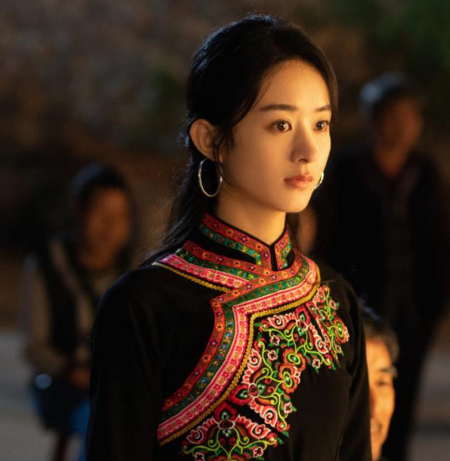 赵丽颖|谁还说赵丽颖身材不好？看她将“毒液袜”穿出透光感，杨幂都服气