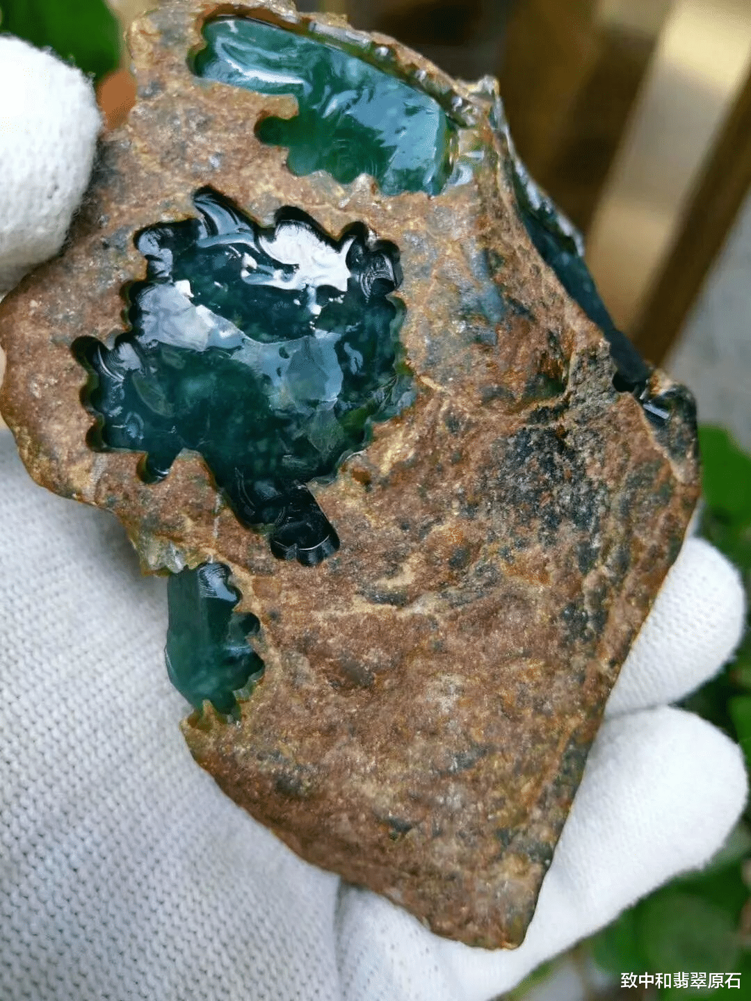 |小伙43000买了块“丑”石头，不料竟开出了少见的极品翡翠，差点哭了