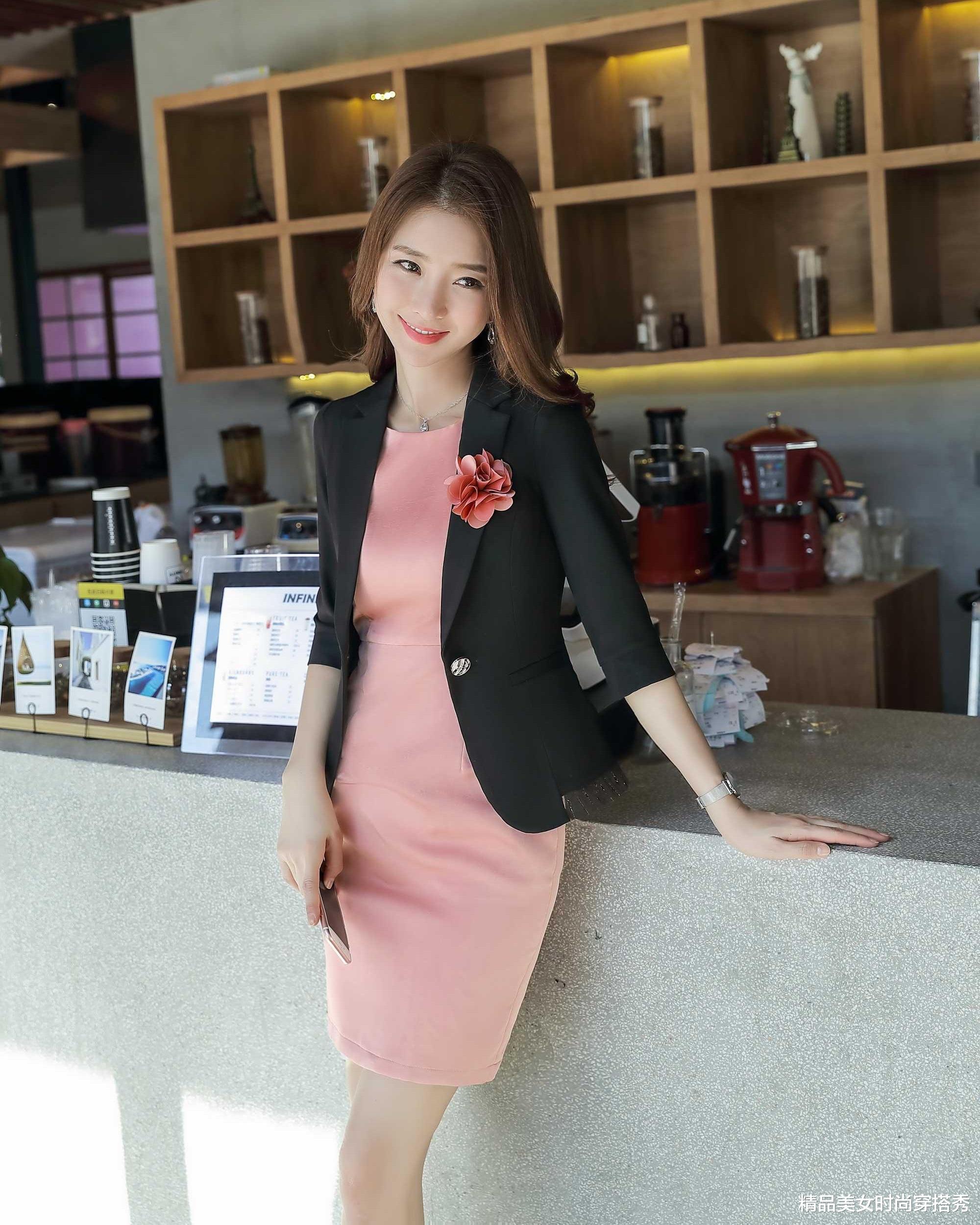 粉色|靓丽的职业女性，粉色的修身连衣裙透着干练精致的气质