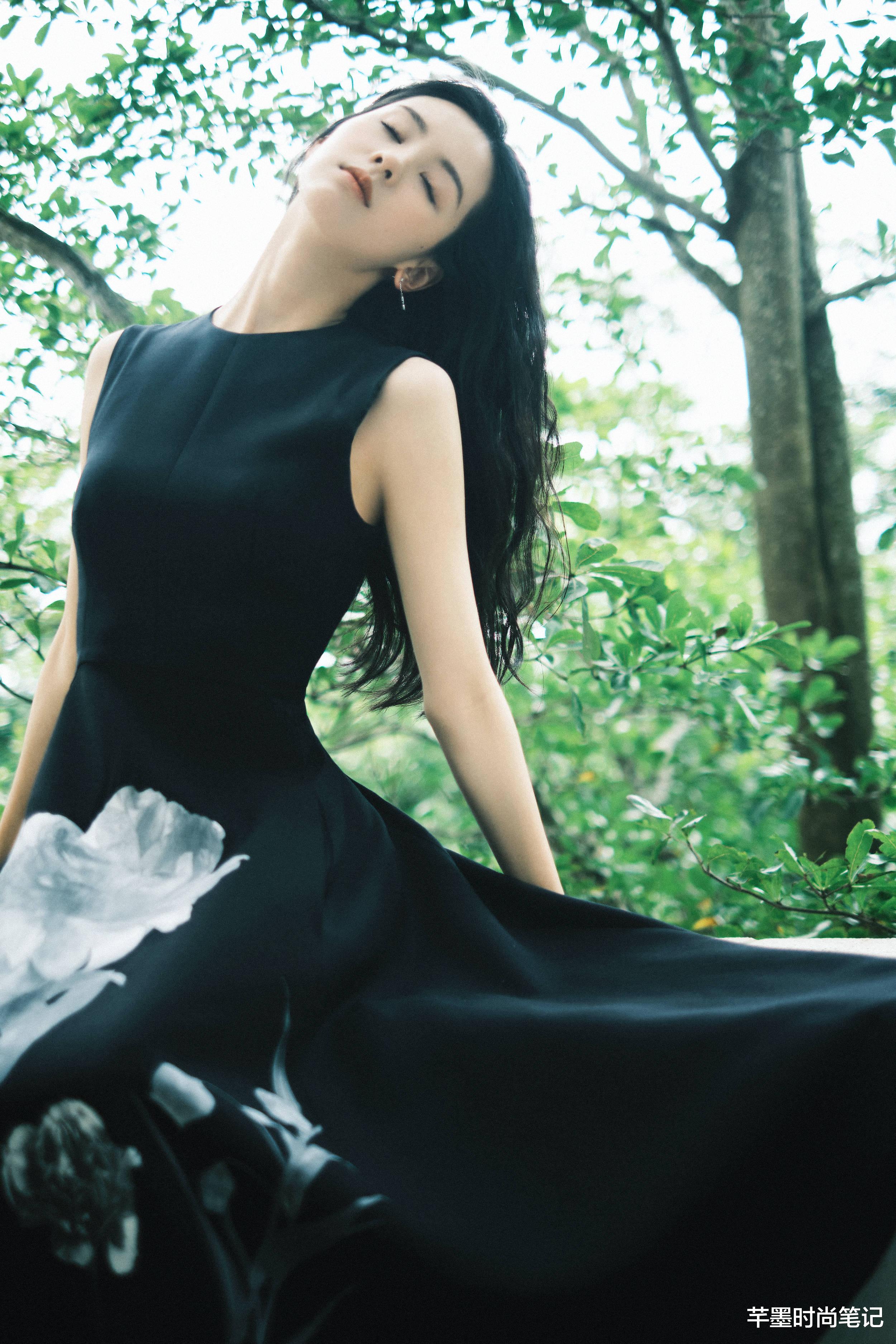 穿衣搭配|咖色马甲一定要搭配白色裤子，陈都灵穿搭显瘦又有职场女生的气质