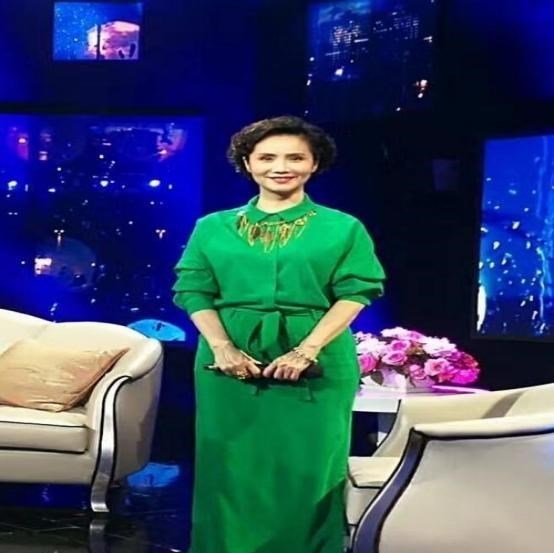 唐艺昕|前央视主播徐俐大秀恩爱，老公留小胡子身材健壮，贴身搂肩秀甜蜜