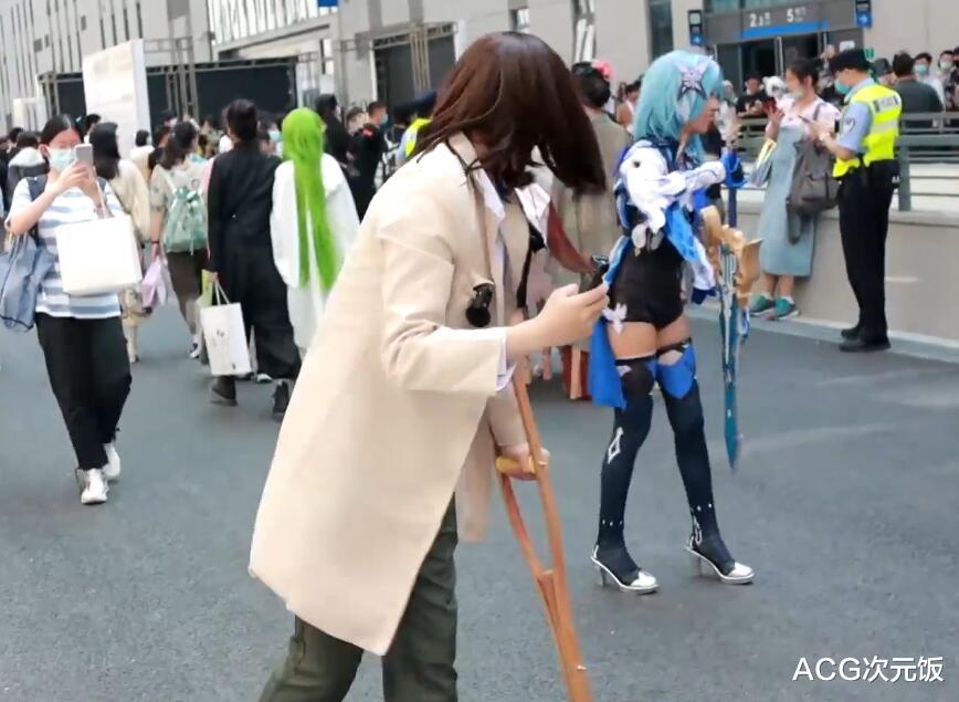 coser|Coser参加漫展入戏太深,路人老奶奶误会其真的断腿,起身让座