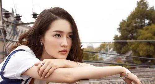 李沁|高强度游戏致李沁脱妆，导演还怼脸拍，终于相信她是30岁了