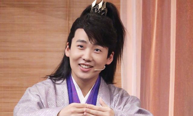 郭德纲|郭德纲给妻子庆生，看到郭麒麟和弟弟站位：终究不是亲妈