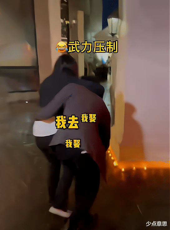 “让我考虑下！”深圳一女子下跪求婚男友，初中到大学已相恋8年