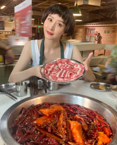 琅琊榜|阔太胡静与友人聚餐，玩至深夜才离开，身边不见富豪老公的身影