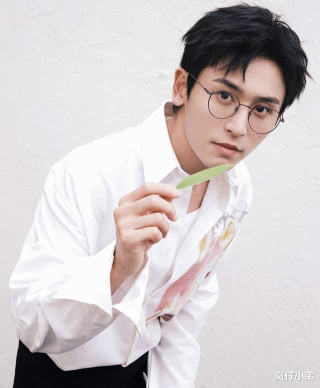 张哲瀚|张哲瀚公开进行道歉，又被扒出早期不雅图片，官博发声点评疑似要凉了！