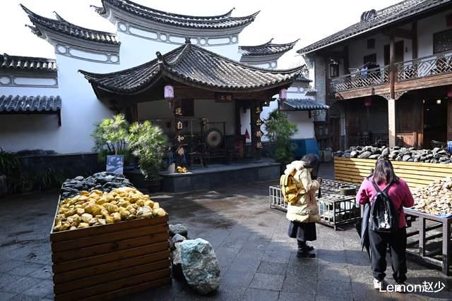 翡翠|腾冲石头1公斤1000元，几十万元石头满地都是！游客：发财了