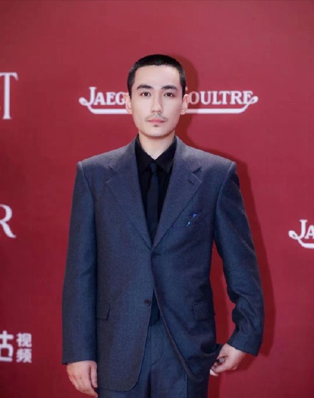 朱一龙|朱一龙寸头出席上影节,形象颠覆变寸头,变化之大同行都惊讶