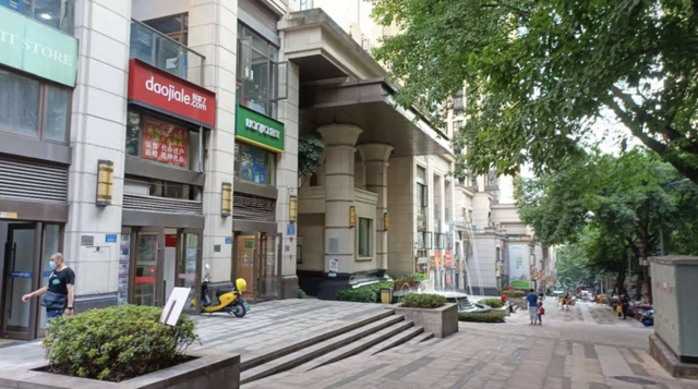 来福士|重庆来福士跌下神坛，炒房客血亏上百万？房价还不如大学城？