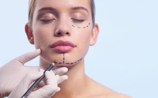 风藤英 30岁龅牙女子太丑无人追，参加节目“改造”，回家后亲妈都认不出