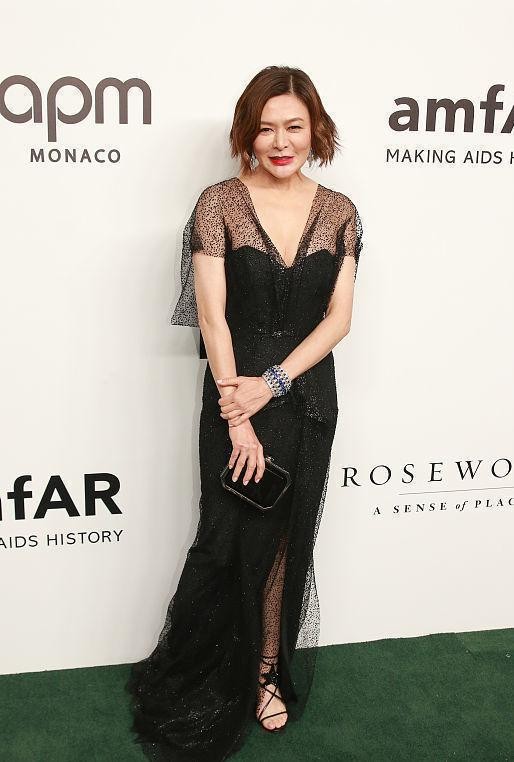 潮流搭配师甜甜|关之琳穿黑裙气场全开，丰满身材自带“凹凸感”，化浓妆更有韵味