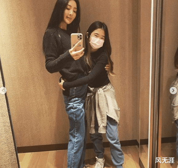 曹格|曹格妻女近照曝光：母女玩自拍，11岁女儿高颜值好身材不输妈妈