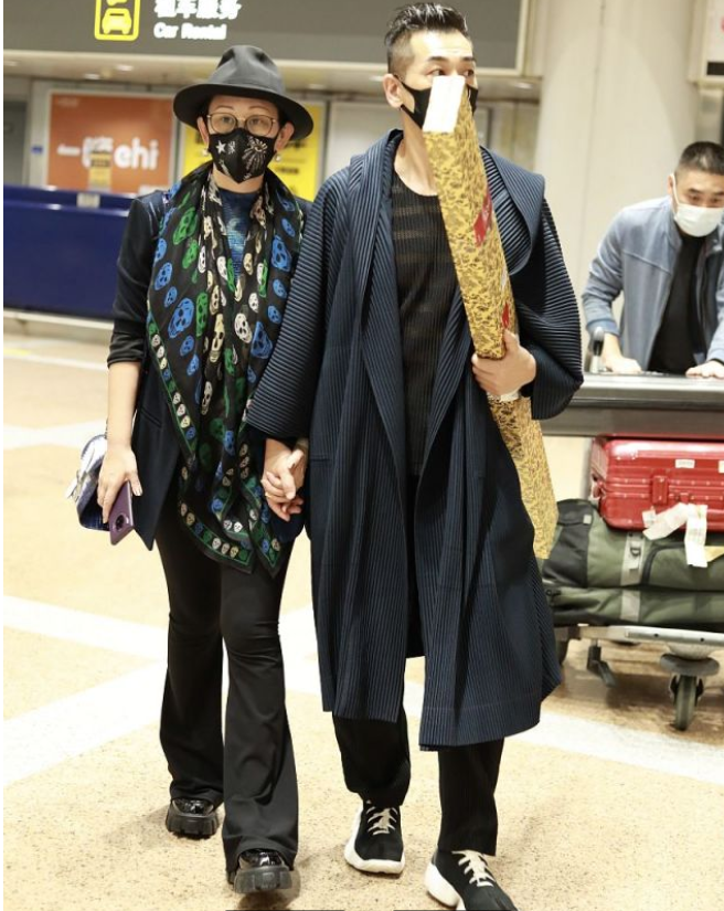 赵文卓|赵文卓夫妇走机场，赵文卓打扮时髦不输小鲜肉，小8岁妻子露老态