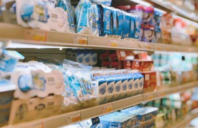 超市的酸奶总打5折促销,不是因为即将过期吗?营业员说出实情