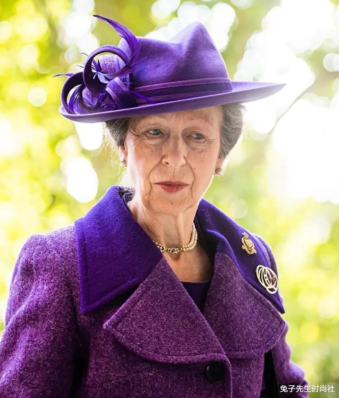 兔子先生时尚社 95岁英女王终于拄起拐杖,在71岁女儿陪同下工作,银丝白发可真美