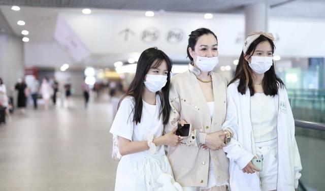 美搭刊报|钟丽缇母女穿亲子装现身，连体短裤时尚减龄，俩女儿太有超模范了