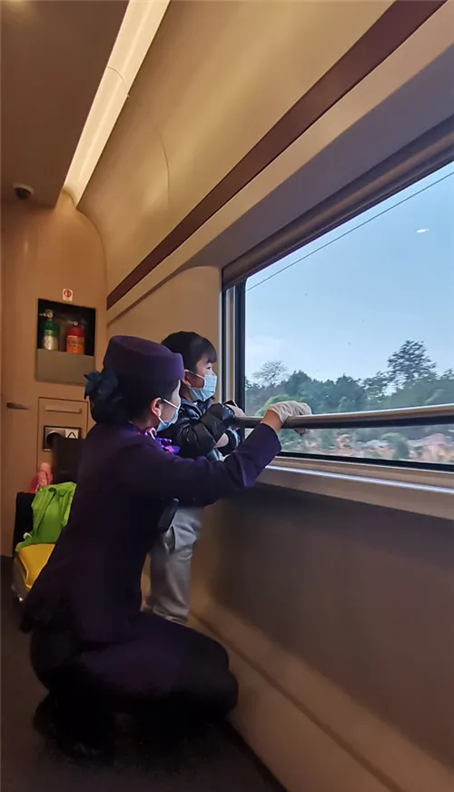 天天读报会 上列车后，爸爸将5岁女儿托付给邻座后拔腿就跑