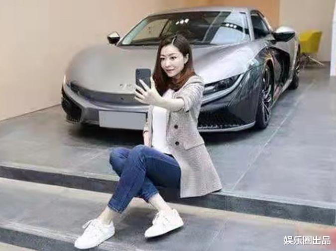 刘诗诗|熊黛林玩自拍的照片火了，在豪车旁边摆拍惹争议，被指“掉价了”