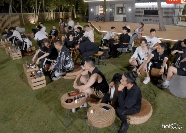 赵文卓|唱跳垫底，表情严肃，与节目格格不入，赵文卓靠什么圈粉？