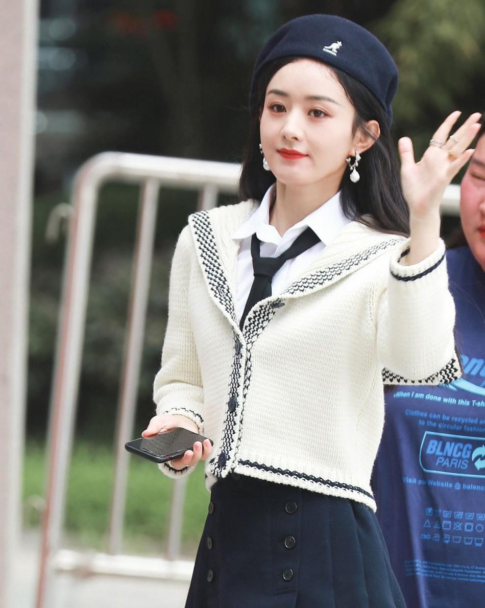 美搭刊报|赵丽颖刻意营销少女？33岁穿学院风青春活力，网友：脸有先天优势