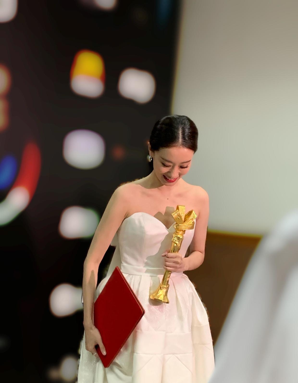 何有强|张小斐“火”了后衣品更好了，一袭浅蓝色礼服清新浪漫，高级精致