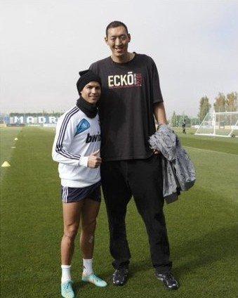 孙明明|中国巨人孙明明身高2.36米，娶1.9米妻子，生下的女儿身高如何？