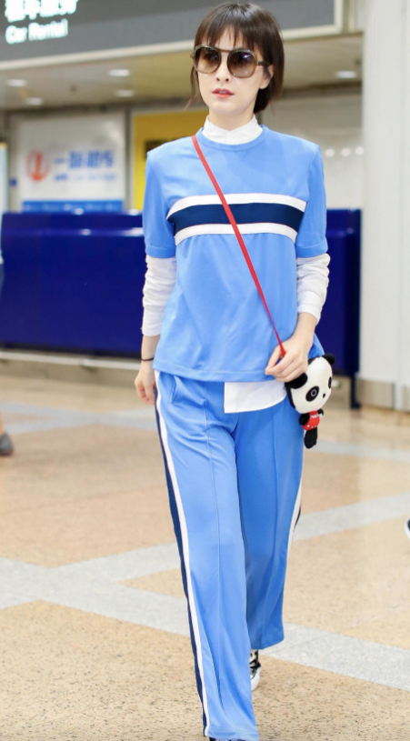 林生斌|人美就是任性！周迅穿“大妈衫”走机场，包包挎腰上意外很时髦