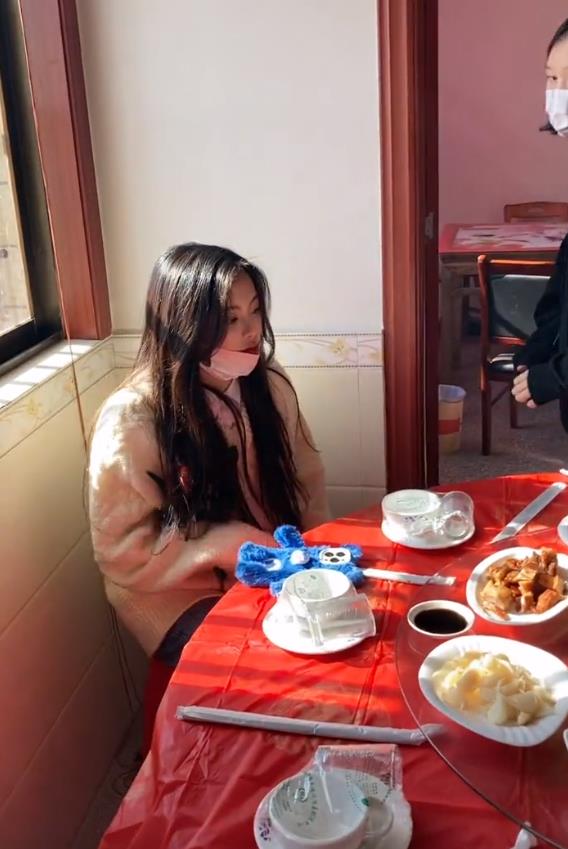 洪金宝|爸爸过60大寿，杨超越回乡吃席，没有明星架子！