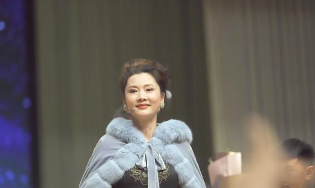 波波的时尚 何赛飞真是个“保养怪”，真看不出是快60岁的人，穿旗袍优雅大气