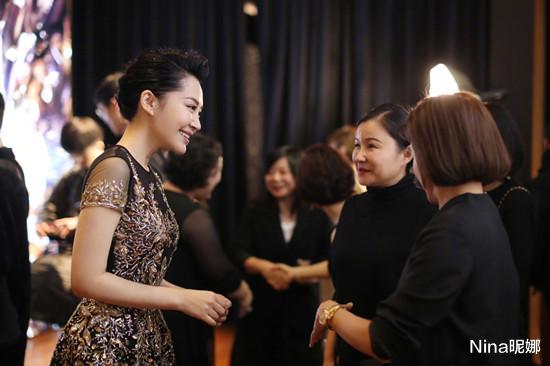 Nina昵娜 52岁许晴让人无地自容,穿礼服裙无赘肉,一把年纪还有“花瓶”身材