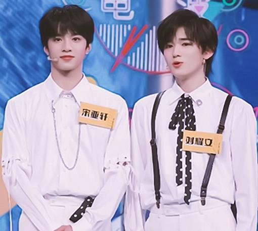 TFBOYS|严浩翔拿TFBOYS绝版写真，打开内页令粉丝爷青回，再也买不到了