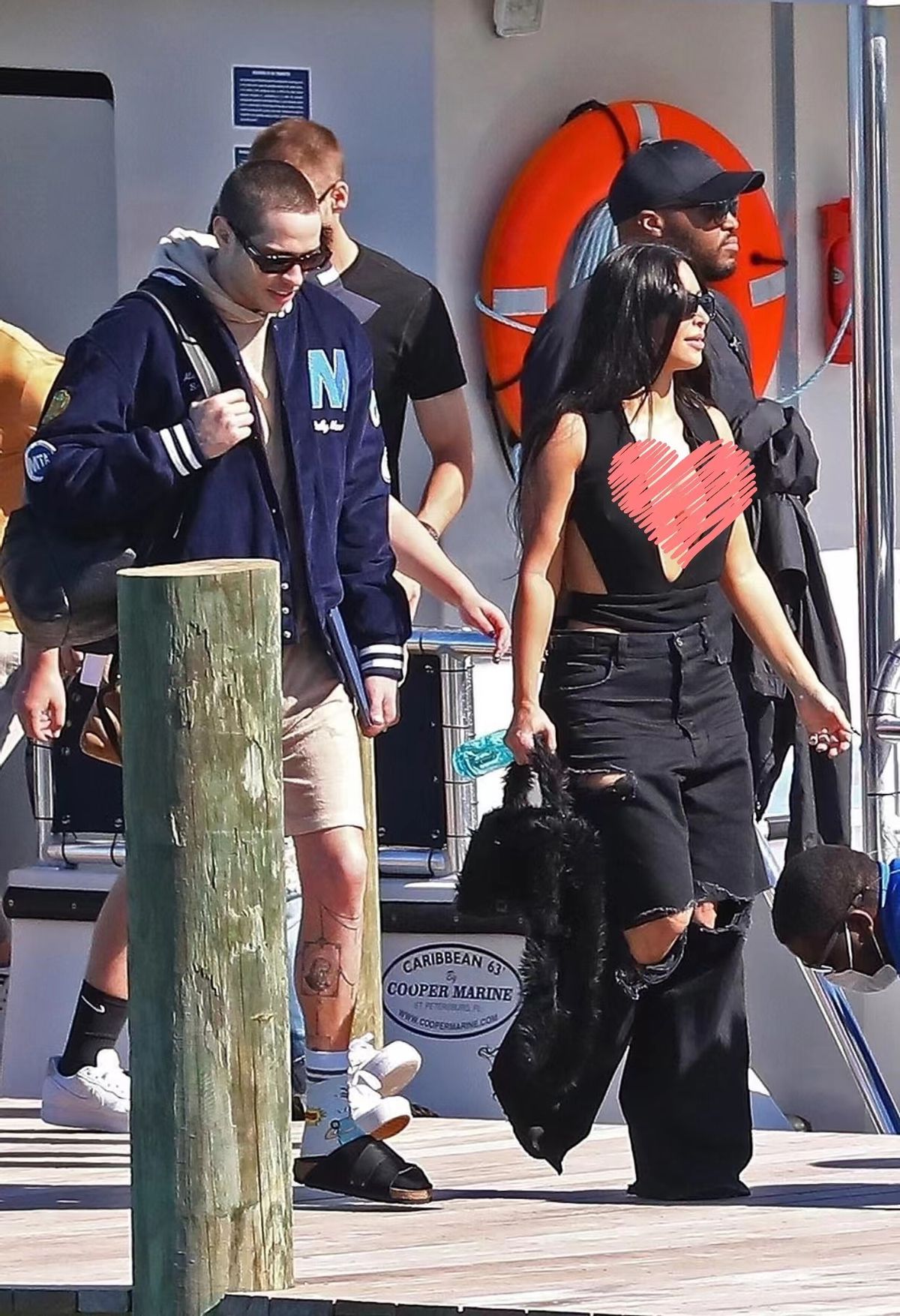 金·卡戴珊|金卡戴珊的新欢偶像包袱贼重！棒球外套配卫衣，与黑人前夫撞造型