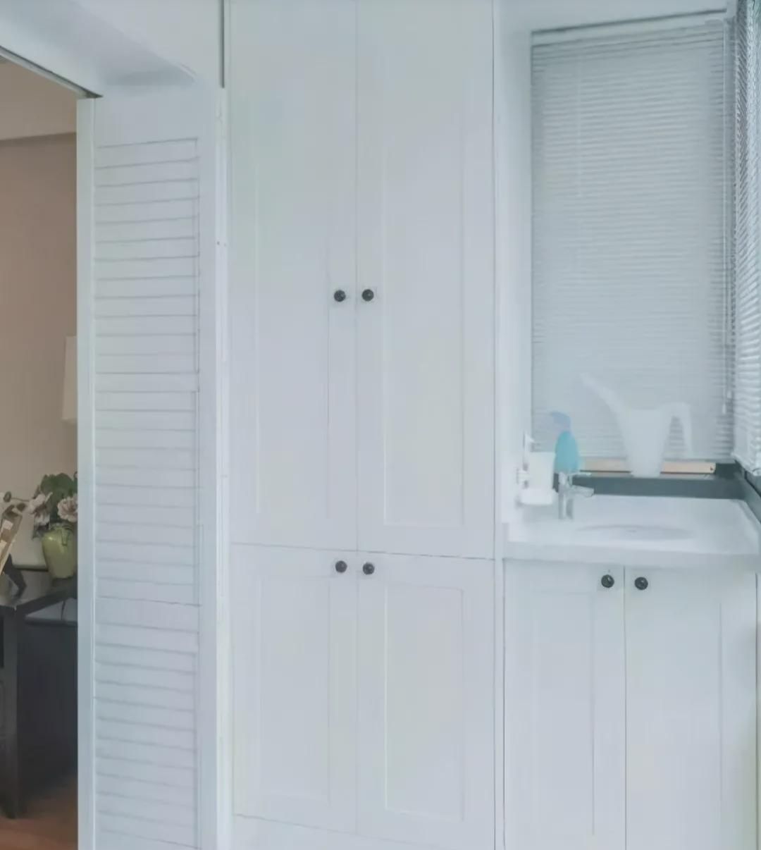 110平新房装修超漂亮,头次见阳台隔断这样设计,卧室收纳最明智